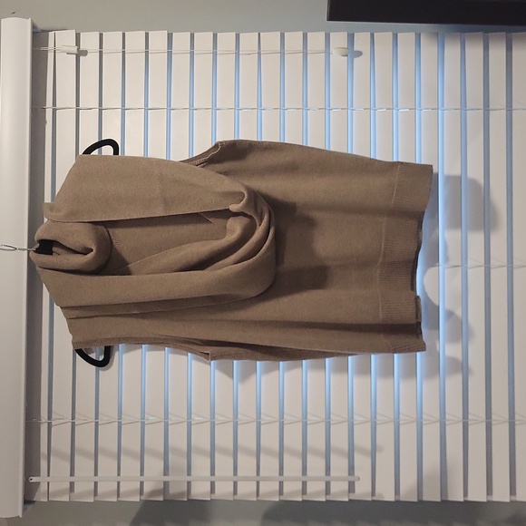 Halston Wool/ Cashmere Sweater - Picture 4 of 9